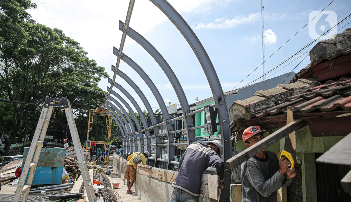 Pekerja menyelesaikan pembangunan revitalisasi Jembatan Cibubur, Jakarta, Senin (24/10/2022). Jembatan Cibubur yang saat ini sedang direvitalisasi, akan dilengkapi akses untuk pejalan kaki. Jembatan Cibubur yang menghubungkan Pasar Rebo dan Ciracas itu akan ditinggikan guna menghindari genangan ketika permukaan Kali Cipinang meninggi dan ditargetkan selesai pada bulan November 2022. (Liputan6.com/Faizal Fanani)