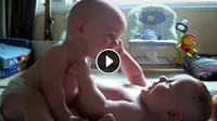 Saksikan bagaimana kedua bayi ini bercanda dan bercakap-cakap dengan asyik, sampai membuat mereka berdua cekikikan.