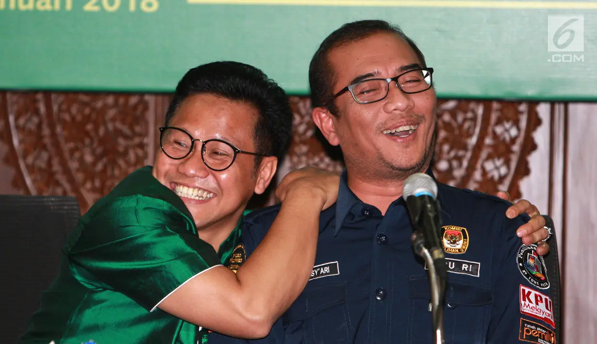 Ketua Umum DPP PKB Muhaimin Iskandar (kiri) memeluk Komisioner KPU Hasyim Asy'ari saat verifikasi faktual ke DPP PKB di Jakarta, Senin (29/1/2018). ). KPU menyatakan PKB memenuhi syarat verifikasi calon peserta Pemilu 2019. (Liputan6.com/Angga Yuniar)