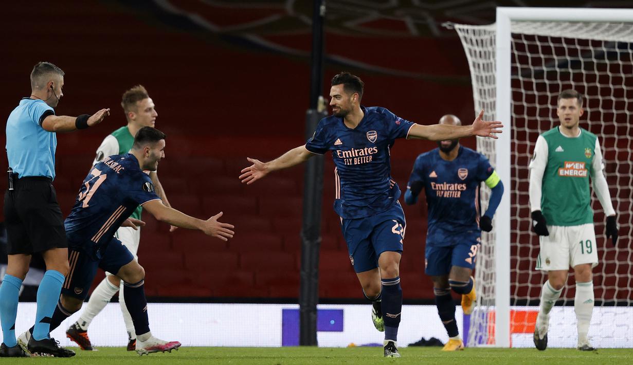 Bek Arsenal, Pablo Mari (tengah), melakukan selebrasi usai mencetak gol kedua Arsenal ke gawang Rapid Wien dalam laga lanjutan Liga Europa 2020/21 Grup B di Emirates Stadium, Kamis (3/12/2020) waktu setempat. Arsenal mengalahkan Rapid Wien 4-1. (AFP/Adrian Dennis)