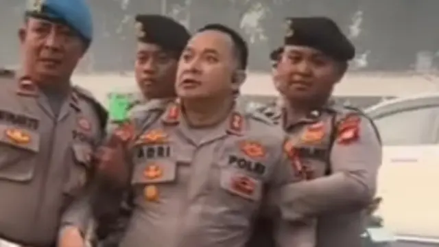 Seorang perwira polisi tampak tertatih-tatih usai mengamankan aksi unjuk rasa di kawasan DPR/MPR, Jakarta Pusat (Istimewa)