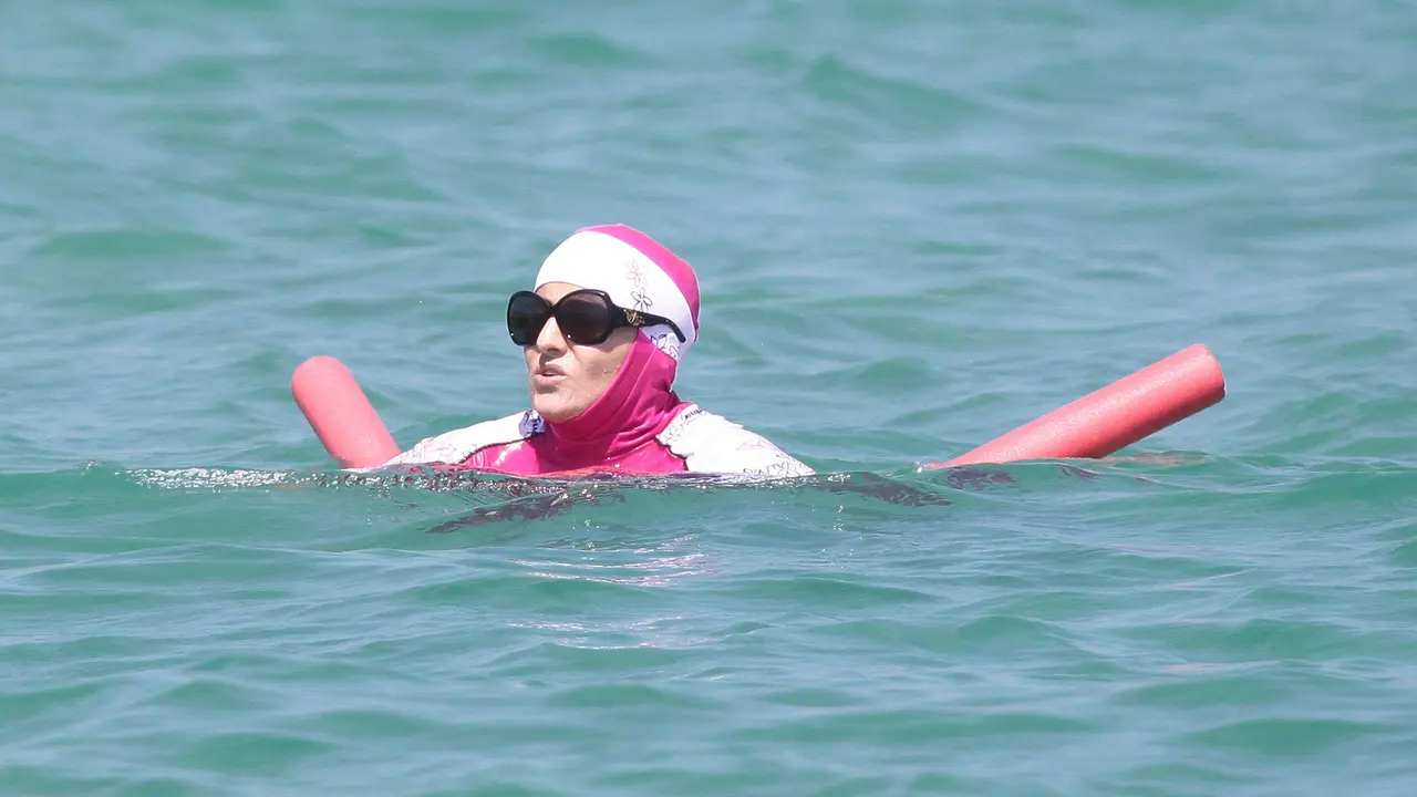 Kasihan, Berenang Pakai Burkini Cewek Ini Didenda Rp7 Juta