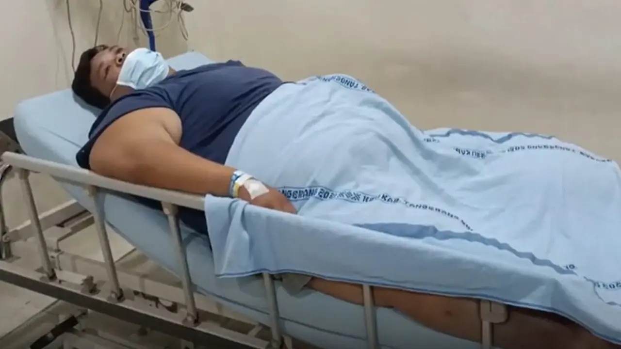 Pria obesitas 35 tahun berinisial E saat ini tengah menjalani perawatan intensif di ICU RSUD Kabupaten Tangerang, Banten. E dibawa ke rumah sakit lantaran mengalami lymphedema dengan obesitas.