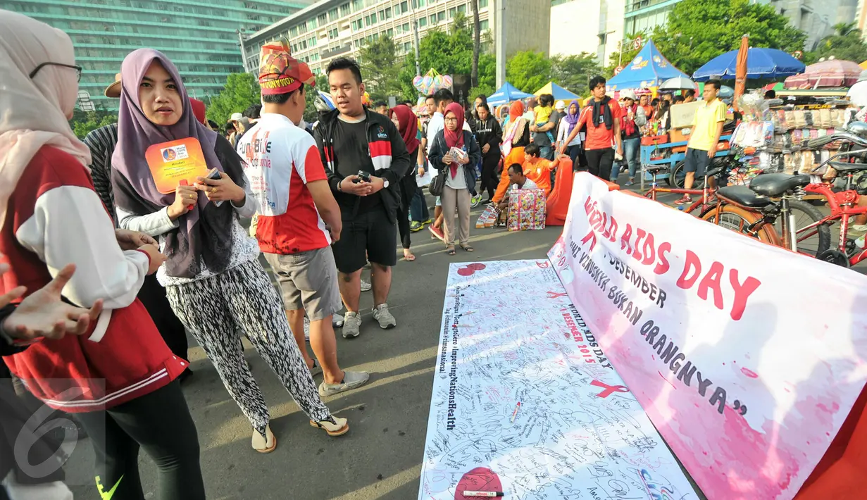 Sebuah spanduk petisi Peduli HIV/AIDS dibentangkan di kawasan Bundaran HI saat Car Free Day, Jakarta, Minggu (13/12/2015). Kegiatan tersebut dalam rangka memperingati hari AIDS sedunia. (Liputan6.com/Yoppy Renato)