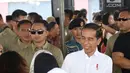 Presiden Joko Widodo atau Jokowi menyapa ibu-ibu penerima program Membina Keluarga Sejahtera (Mekaar) di Garut, Jawa Barat, Jumat (18/1). Jokowi mengatakan, kunci usaha adalah kerja keras. (Liputan6.com/Angga Yuniar)