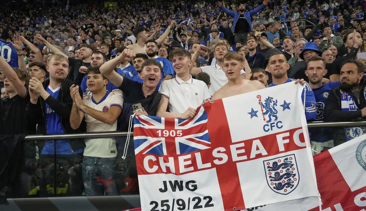 Para suporter Chelsea memberikan dukungan kepada timnya dalam laga final UEFA Conference League 2024/2025 melawan Real Betis di Tarczynski Arena, Wroclaw, Polandia, Kamis (29/05/2025) dini hari WIB. (AP Photo/Czarek Sokolowski)