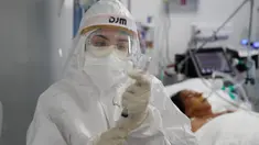 Seorang perawat menyiapkan suntikan untuk pasien COVID-19 di ICU Rumah Sakit Nasional di Itagua, Paraguay, Senin (7/9/2020).  (AP Photo/Jorge Saenz)