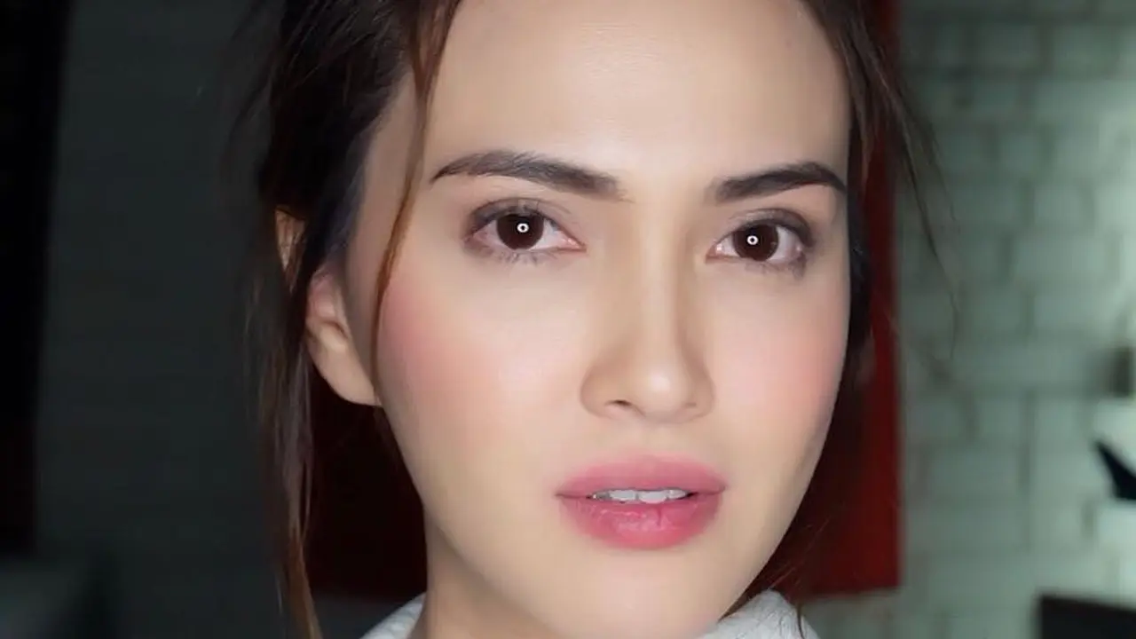[Bintang] Pretty in Pink, Shandy Aulia dengan Dominasi Makeup Pastel yang Flirty