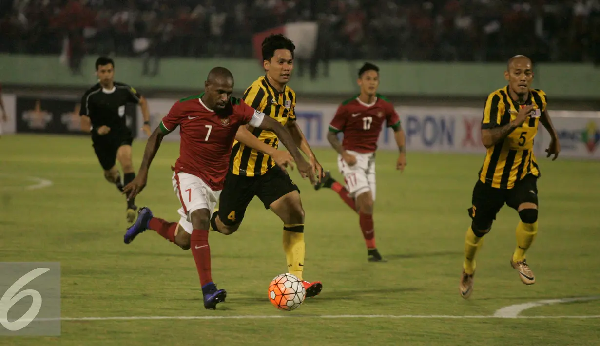 Boaz Sollosa (kiri) tampil gemilang saat laga uji coba Indonesia vs Malaysia di Stadion Manahan Solo, Selasa (6/9). Indonesia menang dengan skor 3-0. (Liputan6.com/ Boy Harjanto)