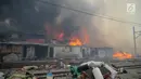 Asap hitam membumbung dari kebakaran ratusan rumah semi permanen atau bedeng di belakang Hotel Alexis, Pademangan, Jakarta, Sabtu (16/9). Meski tidak ada korban jiwa, penyebab kebakaran masih diselidiki oleh pihak kepolisian. (Liputan6.com/Faizal Fanani)