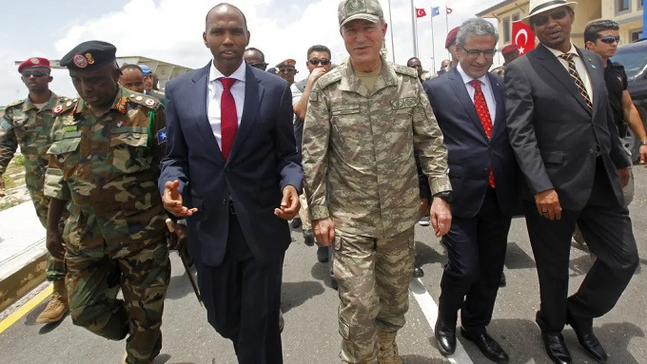 Panglima Militer Turki Jenderal Hulusi Akar (tengah) dan PM Somalia Hassan Ali Khayre saat menghadiri peresmian pangkalan militer Turki