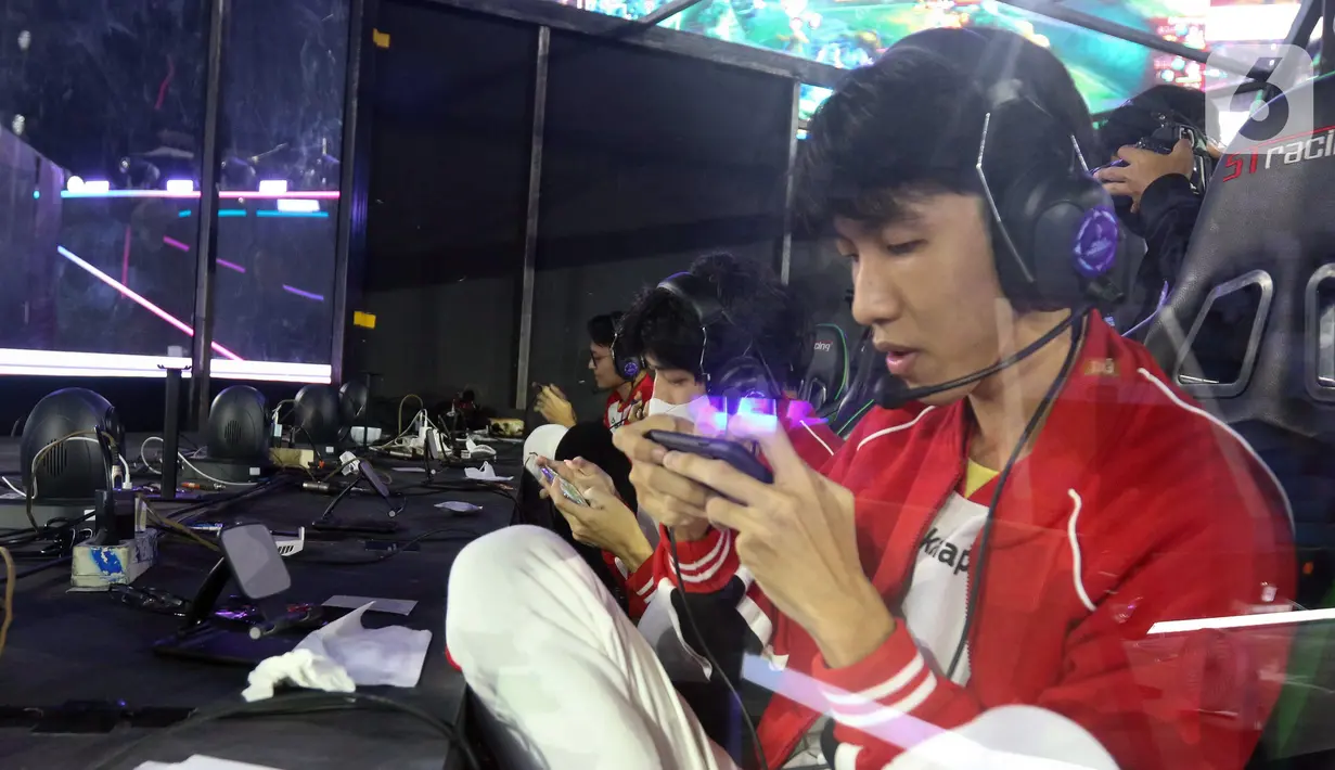 Tim Esports Bigetron Alpha bertanding melawan Ion Beta pada babak final cabang game Mobile Legends Piala Presiden Esports 2022 di Istora Senayan, Jakarta, Minggu (13/11/2022). Bigetron Alpha berhasil menjadi juara satu usai mengalahkan Ion Beta dengan skor 3-0. (Liputan6.com/Herman Zakharia)