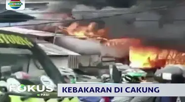 Api dengan cepat meluas dan melahap sejumlah bangunan yang berada di bantaran Kali Cakung Drain