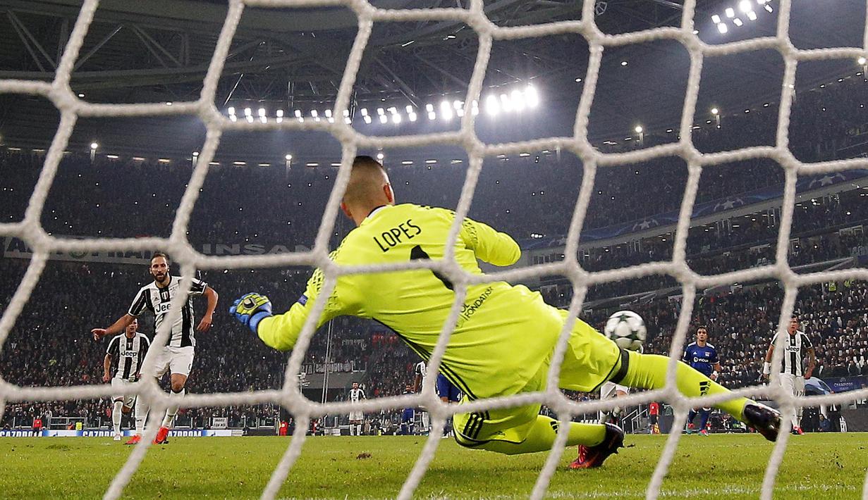 Gonzalo Higuain mecetak gol lewat penalti pada menit ke-13 saat Juventus bersua Lyon pada laga grup H Liga Champions di Juventus stadium, Turin, (2/11/2016). (AFP/Marco Bertorello)