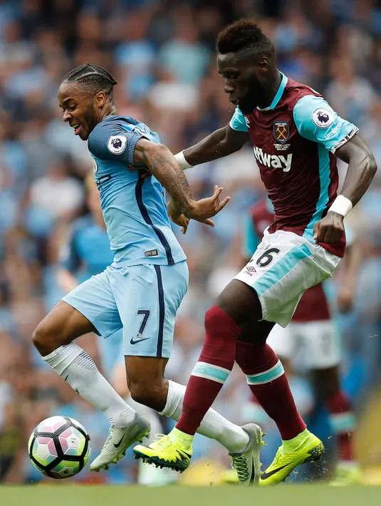 Raheem Sterling saat membawa bola dari kejaran pemain West Ham United, Arthur Masuaku di liga Inggris di Stadion Etihad, Inggris (28/8). Pemain 21 tahun ini hanya mampu buat 11 gol dan 10 assist di seluruh kompetisi musim lalu. (Reuters/Darren Staples)