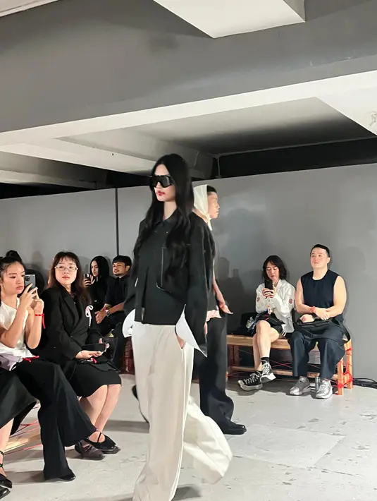 Bertajuk THREAD, keseluruhan koleksi begitu memikat mata. Terdiri dari beragam koleksi menswear dan womenswear yang penuh dengan penyataan gaya.  / Foto: Fimela.com.