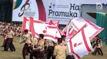Sejumlah peserta beraksi dalam acara pembukaan Raimuna Nasional XI yang digelar di Bumi Perkemahan Cibubur, Jakarta Timur, Senin (14/8). Acara itu digelar bersamaan dengan acara Hari Pramuka ke-56. (Liputan6.com/Faizal Fanani)