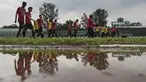 Para pemain Bali United melakukan latihan jelang pertandingan uji coba melawan Persib di Stadion Siliwangi, Bandung, Jumat (12/2/2016). Uji coba ini bertujuan untuk mematangkan persiapan jelang Bali Island Cup. (Bola.com/Vitalis Yogi Trisna)