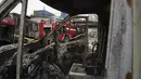 Truk pemadam kebakaran, yang terbakar selama bentrokan di Almaty, Kazakhstan, Kamis (13/1/2022). Aksi protes massal di Kazakhstan dimulai pekan lalu dengan cepat menyebar ke kota terbesar yang juga pusat ekonomi Kazakhstan, Almaty, serta kota-kota lain. (AP Photo/Sergei Grits)