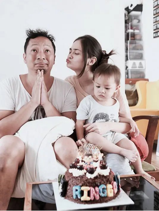 Ringgo Agus Rahman dan istri, Sabai Morshcek mengaku tak memiliki cara khusus dalam mendidik anaknya, Bjorka Dieter Morscheck. Agus dan Sabai hanya membiarkan Bjorka tumbuh natural seperti anak usianya. (Instagram/sabaidieter)