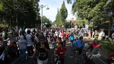 Ribuan warga memadati Hari Bebas Kendaraan (Car Free Day) di sepanjang Jalan Dago, Bandung, Minggu (26/4/2015). CFD dimanfaatkan warga untuk menikmati suasana Bandung bebas dari asap kendaraan bermotor. (Liputan6.com/Herman Zakharia)