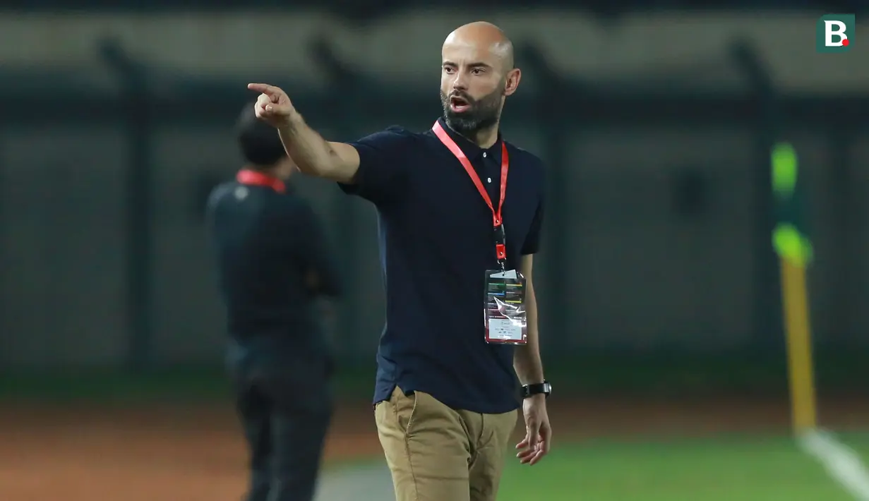 Pelatih Bangladesh, Javier Cabrera, saat melawan Timnas Indonesia pada laga uji coba FIFA Matchday antara Timnas Indonesia menghadapi Bangladesh di Stadion Si Jalak Harupat, Bandung, Rabu (1/6/2022) malam WIB. (Bola.com/M. Iqbal Ichsan)