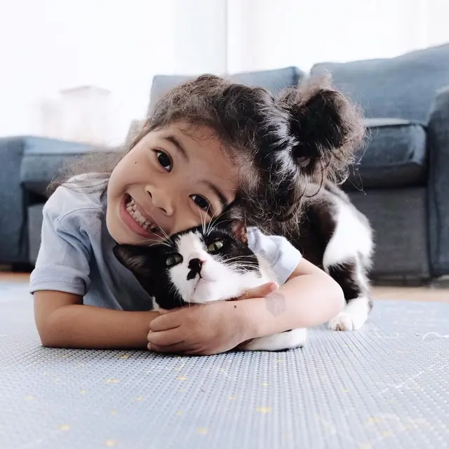 6 Potret Persahabatan Kinar dan Kucing Bernama Poco, Kisahnya Pernah Viral