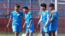 Timnas Vietnam U-17 menggelar latihan di Stadion Gelora 10 Nopember Tambaksari, Sabtu (18/4/2026) jelang duel menghadapi Timnas Indonesia U-17 pada Piala AFF U-17 2026. (Bola.com/M Iqbal Ichsan)
