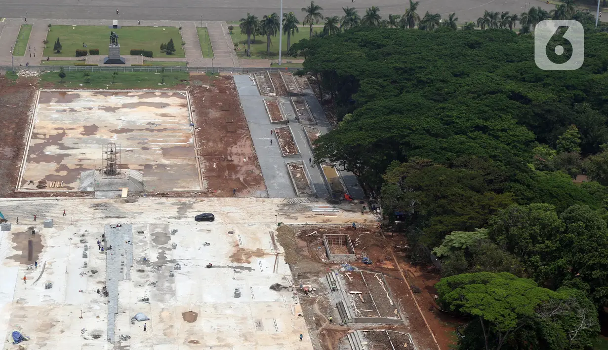 Suasana proyek revitalisasi Taman Sisi Selatan Monumen Nasional dilihat dari ketinggian, Jakarta, Minggu (19/1/2020). Proses revitalisasi kawasan Monas menggunakan skema multi-years dalam waktu tiga tahun dari 2019 hingga 2021. (Liputan6.com/Helmi Fithriansyah)