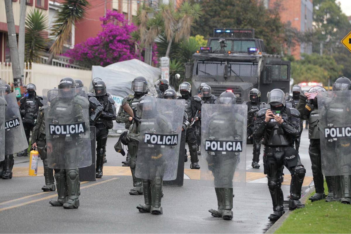 FOTO: Bentrokan di Bogota, Demonstran Serang Polisi dengan Panah di depan Kedubes AS
