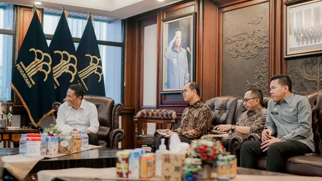 Direktur Jenderal Administrasi Hukum Umum (Dirjen AHU), Widodo saat mendampingi Menteri Hukum Supratman Andi Agtas. (Istimewa)