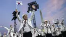 Kontingen Korea Selatan mengikuti defile dalam pembukaan Paralimpiade Paris 2024 di Place de la Concorde, Kamis (29/8) dini hari WIB.  (AP Photo/Christophe Ena)