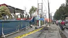 Garis polisi di depan SPBU Jalan Kahfi 2, Jagakarsa setelah terbakarnya sebuah truk tangki, Jakarta, Sabtu (30/12). Kebakaran diduga karena percikan api dari truk tangki saat tengah melakukan pengisian BBM ke tangki SPBU. (Liputan6.com/Herman Zakharia)