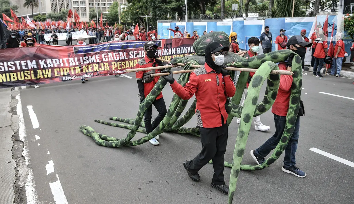Massa buruh membawa replika gurita sebagai simbol kritik terhadap pemerintah di kawasan Patung Kuda, Jakarta, Selasa (10/11/2020). Dalam aksinya massa buruh mendesak Presiden Jokowi untuk membatalkan UU Cipta Kerja. (merdeka.com/Iqbal S. Nugroho)