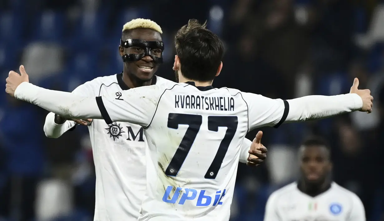 Pemain Napoli, Victor Osimhen merayakan golnya ke gawang Sassuolo pada laga lanjutan Liga Italia 2023/2024 di Mapei Stadium, Reggio Emilia, Italy, Kamis (29/02/2024) dini hari WIB. (AP Photo/LaPresse/Massimo Paolone)