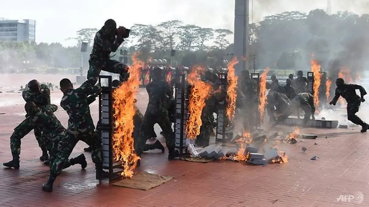 Aksi unjuk kebolehan Kopassus di Jakarta saat parade perpisahan melepas kepergian Menhan AS Jim Mattis ke Vietnam (24/1/2018) (AFP)