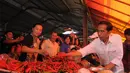 Jokowi mengecek sayur mayur di Pasar Tomohon untuk memastikan kualitasnya, Manado, Sabtu (9/4/2014) (Liputan6.com/Herman Zakharia).