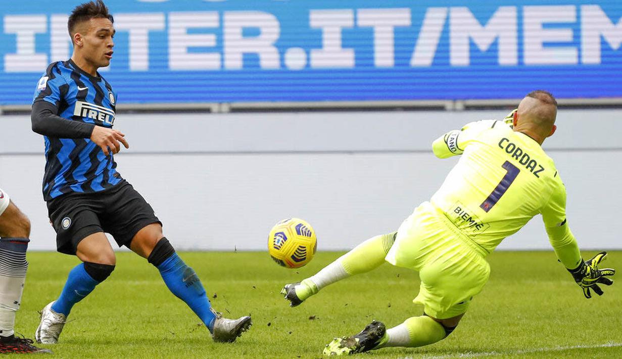 Striker Inter Milan, Lautaro Martinez, mencetak gol ke gawang Crotone pada laga Liga Italia di Stadion Giuseppe Meazza, Minggu (3/1/2021). Inter Milan menang dengan skor 6-2. (AP/Antonio Calanni)