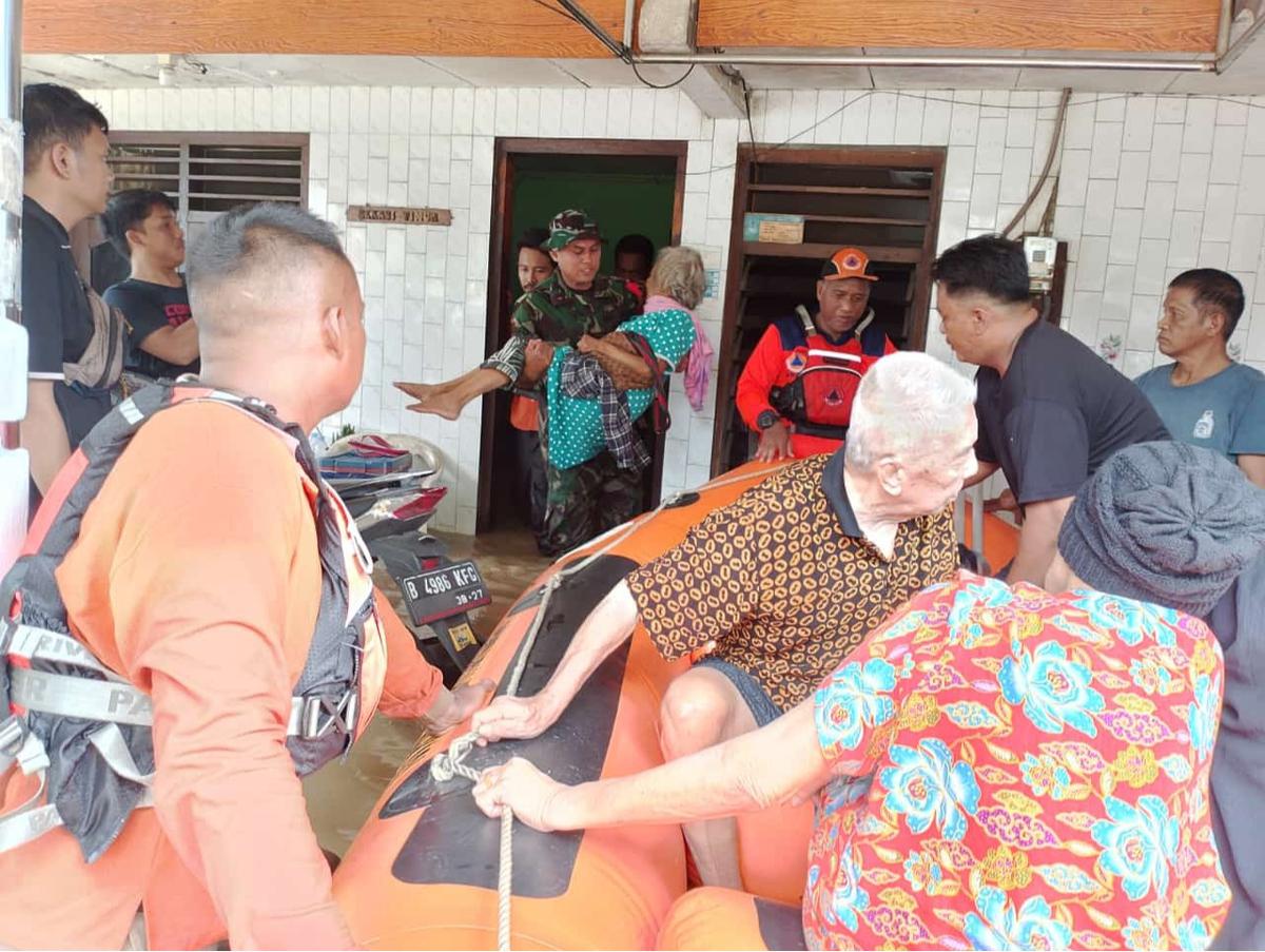 Prajurit TNI Kodim 0507 evakuasi warga terjebak banjir di Bekasi