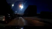 Bola api terang meledak di atas langit Kota Murmansk, Rusia pada Sabtu 19 April 2014 dini hari sekitar pukul 02.00. Diduga meteorit.