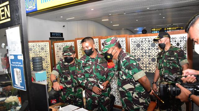 Pangdam Jaya Mayjen TNI Untung Budiharto mengecek kedatangan penumpang dari Luar Negeri di Terminal 3 kedatangan Bandara Internasional Soekarno Hatta, Jumat (4/2/2021).