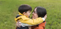 Perasaan khawatir kepada anak sebenarnya wajar karena muncul dari rasa sayang dan keinginan untuk melindungi. (Foto/dok: Freepik)