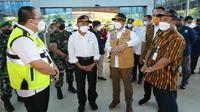Kepala BNPB Letjen TNI Suharyanto memantau situasi terkini penegakan protokol kesehatan arus mudik Lebaran 2022 yang dilakukan BPBD setempat di Pelabuhan Bakauheni, Provinsi Lampung, Kamis (28/4/2022). (Dok BNPB)