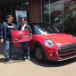 Penyerahan Mini Cooper dari Bukalapak untuk Dedi Heryadi. (Liputan6.com/Putu Elmira)