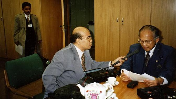 BJ Habibie diwawancara redaktur DW Indonesia Asril Ridwan, 29 Januari 1995. (DW)