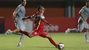 Gelandang Persija Jakarta, Riko Simanjuntak, menendang bola saat melawan Persib Bandung pada laga final Piala Menpora 2021 di Stadion Maguwoharjo, Sleman, Kamis (22/4/2021). Persija menang dengan skor 2-0. (Bola.com/M Iqbal Ichsan)