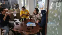 Sebuah papan abjad Bisindo atau Bahasa Isyarat terpampang di Coffee Shop Serona Bintaro, Tangerang Selatan, Selasa (28/09/2021). Pramusaji dan barista yang sebagian berprofesi sebagai mahasiswa di sejumlah kampus mempekerjakan sembilan pegawai. (Liputan6.com/Fery Pradolo)