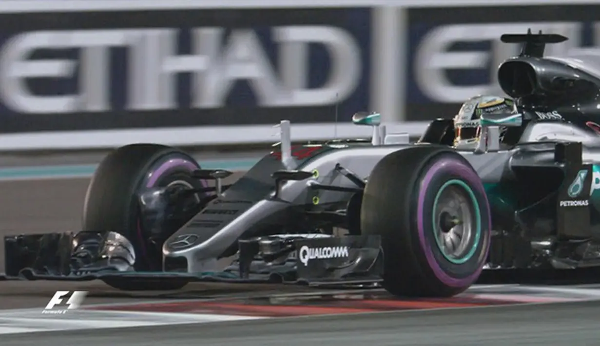 Pebalap Mercedes, Lewis Hamilton, meraih posisi pole dalam kualifikasi F1 GP Abu Dhabi di Sirkuit Yas Marina, Sabtu (26/11/2016). (Bola.com/Twitter/F1)