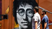 Mural potret John Lennon saat Festival Aliados di San Jose, Costa Rica (11/3). Acara ini bertujuan untuk memperat hubungan antar negara khusus para seniman mural. (AFP Photo/Ezequiel Becerra)