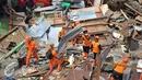 Petugas merapihkan barang barang milik pedagang Pasar Karang Anyar, Jakarta Pusat, Rabu (16/9/2015). Pemprov DKI menyiapkan Pasar Rajawali sebagai tempat pengganti. Tapi, tawaran itu ditolak pedagang. (Liputan6.com/Gempur M Surya)